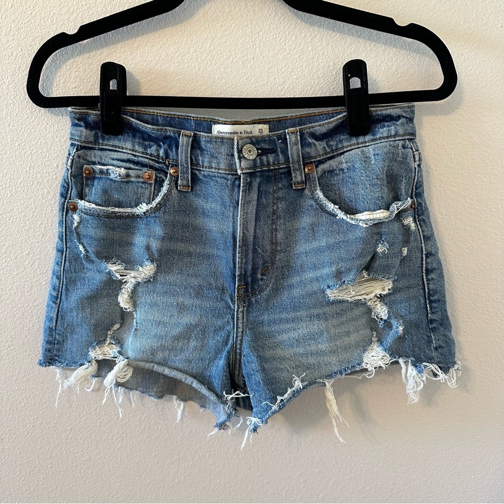 abercrombie & fitch curve love the mid rise distressed mom shorts
